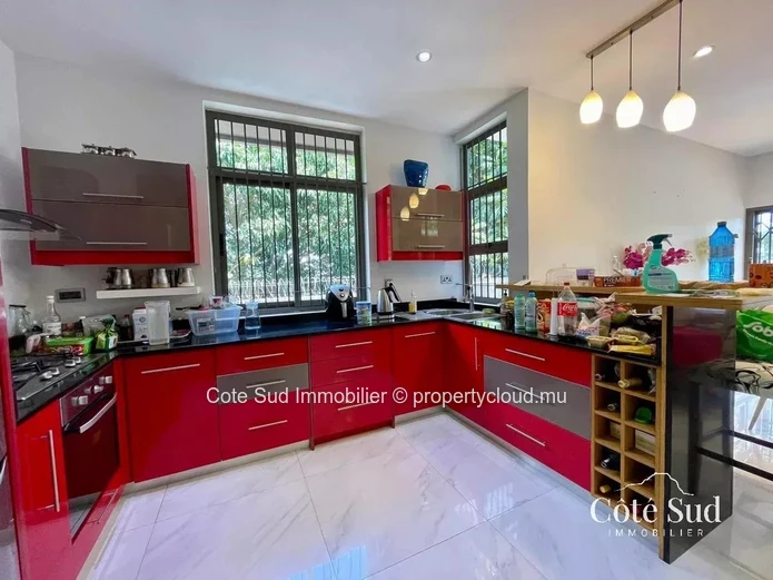 Maison moderne meublée et équipée à vendre à Roche Brunes
