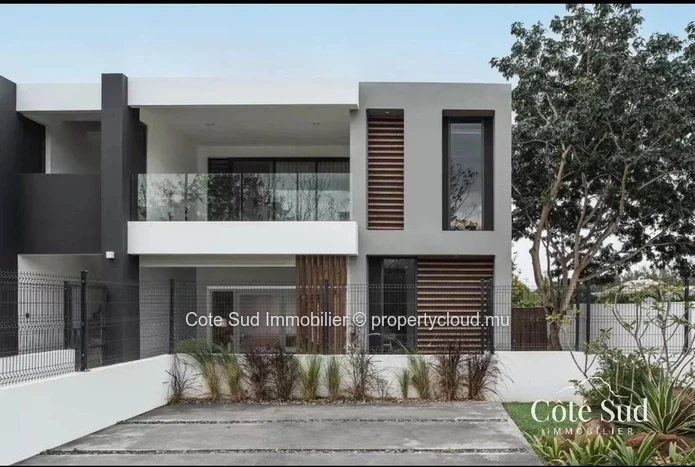 Modern and Luxurious 3-Bedroom Apartment for Rent in Albion
