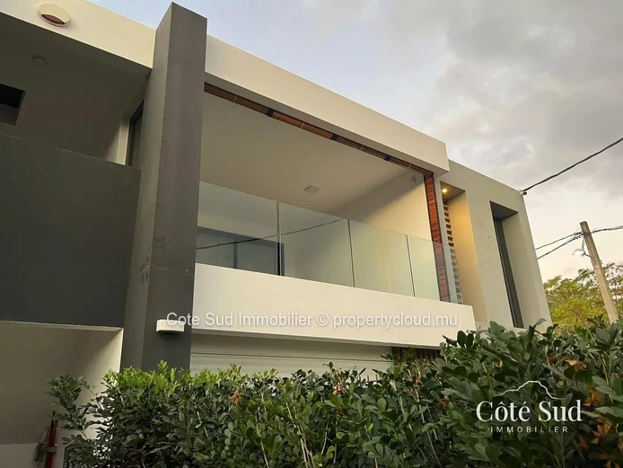 Modern and Luxurious 3-Bedroom Apartment for Rent in Albion