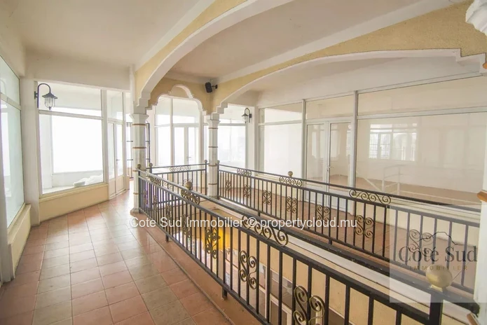 Commercial space - 300sq.ft. Floor - Galerie de Paris