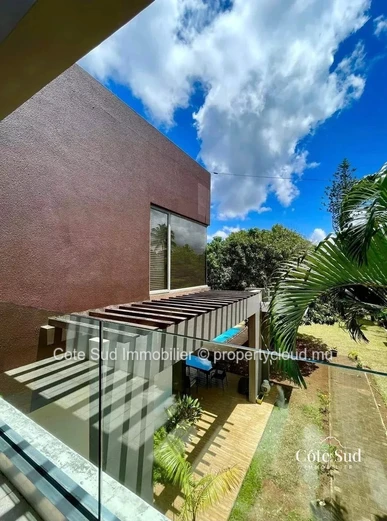 Maison moderne meublée et équipée à vendre à Roche Brunes