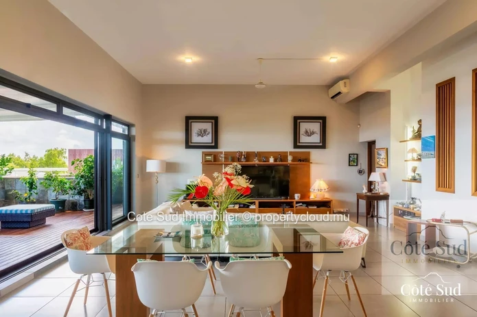 À vendre : penthouse 2/3 chambres avec vue sur mer à Tamarin