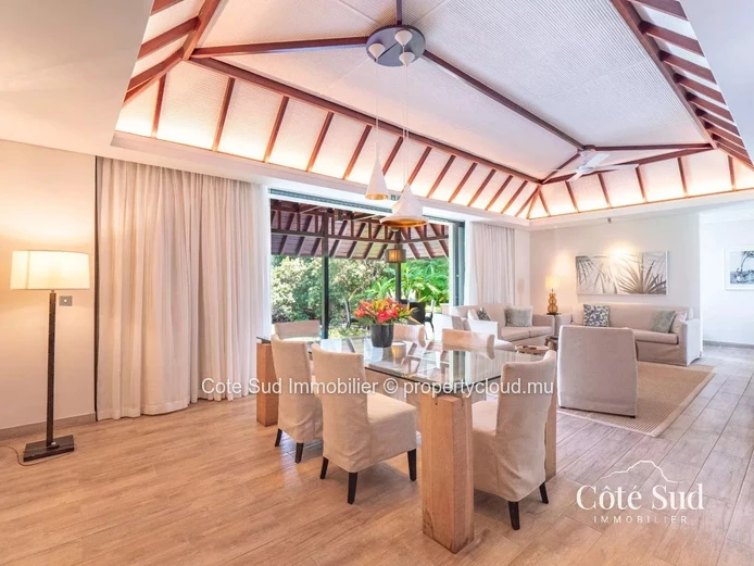 Elegant luxury villa in Beau Champ