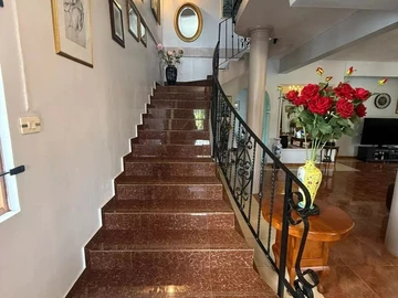 6 Bedroom House