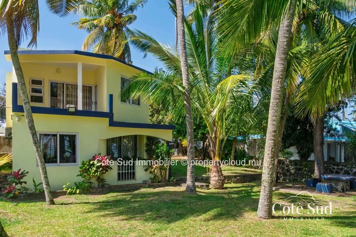 À VENDRE – 2 Bungalows pieds dans l'eau à Surinam