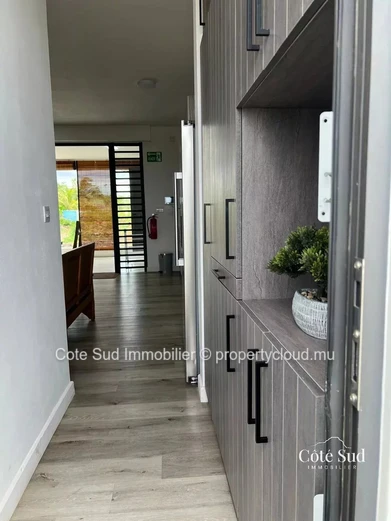 Modern and Luxurious 3-Bedroom Apartment for Rent in Albion