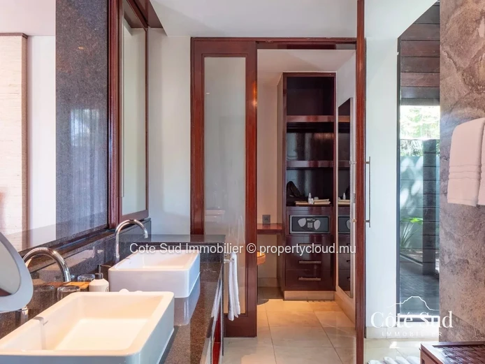 Elegant luxury villa in Beau Champ