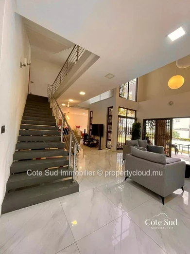 Maison moderne meublée et équipée à vendre à Roche Brunes