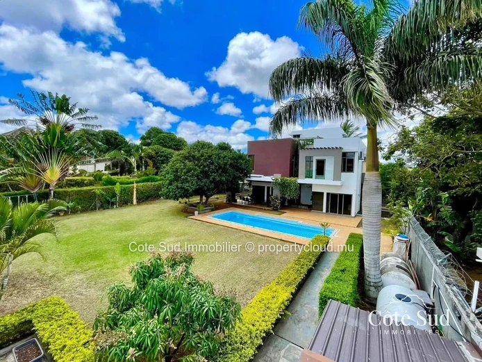 Maison moderne meublée et équipée à vendre à Roche Brunes