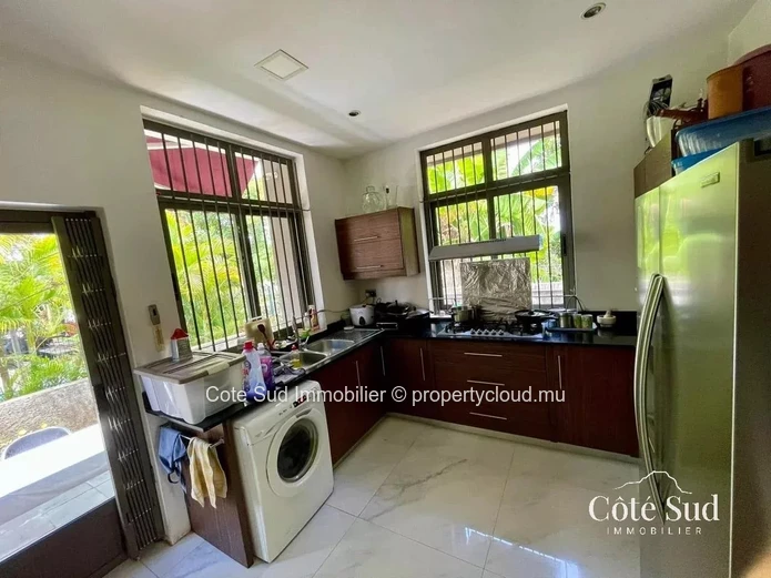 Maison moderne meublée et équipée à vendre à Roche Brunes