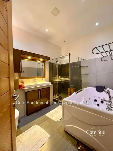 Maison moderne meublée et équipée à vendre à Roche Brunes
