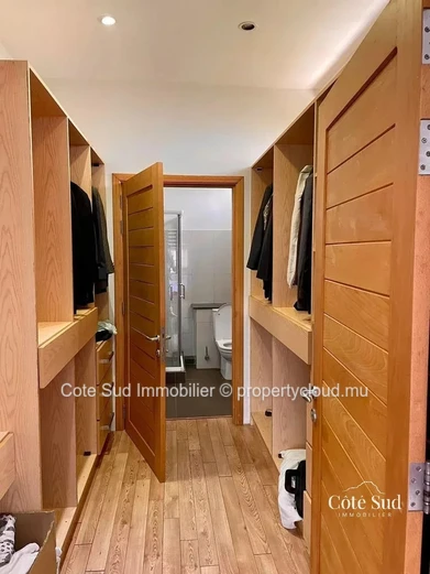 Maison moderne meublée et équipée à vendre à Roche Brunes