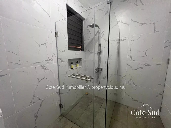 Modern and Luxurious 3-Bedroom Apartment for Rent in Albion