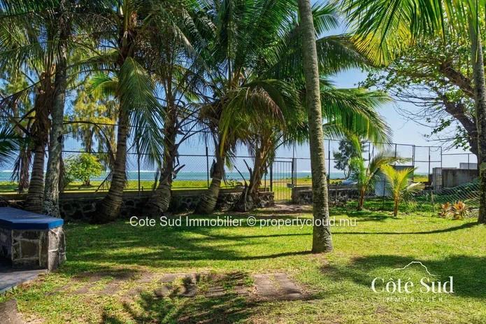 À VENDRE – 2 Bungalows pieds dans l'eau à Surinam
