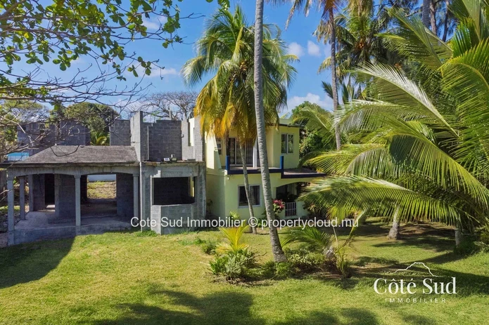 À VENDRE – 2 Bungalows pieds dans l'eau à Surinam