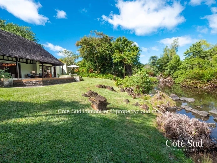 Elegant luxury villa in Beau Champ