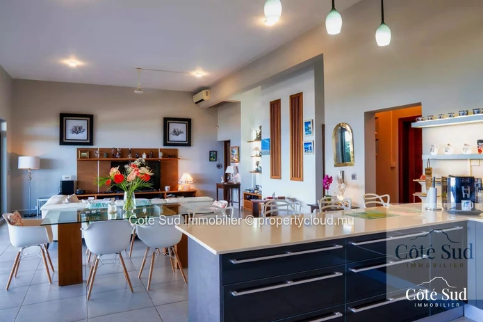 À vendre : penthouse 2/3 chambres avec vue sur mer à Tamarin