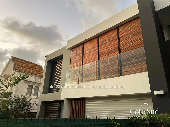 Modern and Luxurious 3-Bedroom Apartment for Rent in Albion